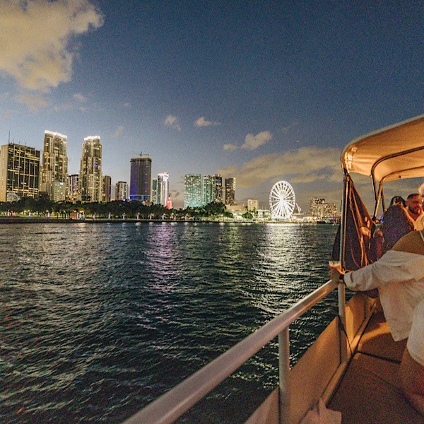 Boat party po zmroku/fot. miamisunsetboatcruises.com