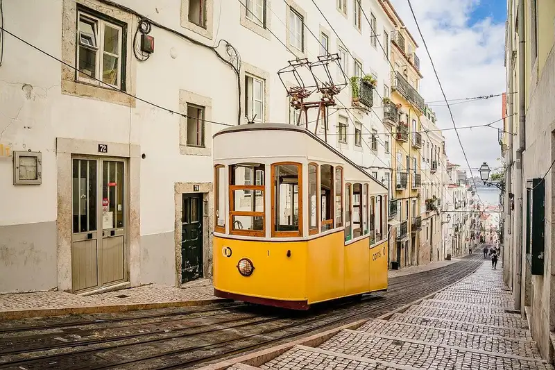 Żółty tramwaj linii 28 - symbol Lizbony/fot. pixabay.com