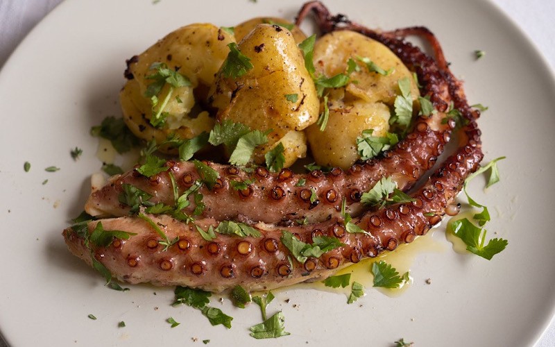 Polvo à lagareiro, czyli pieczona ośmiornica/fot. gastroportugal.com