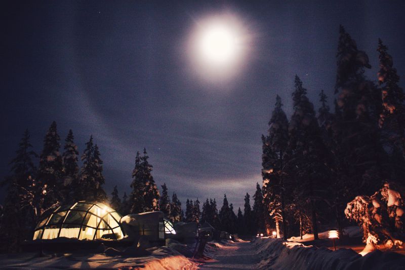 Szklane igloo w środku fińskiej Laponii Źródło: flickr.com