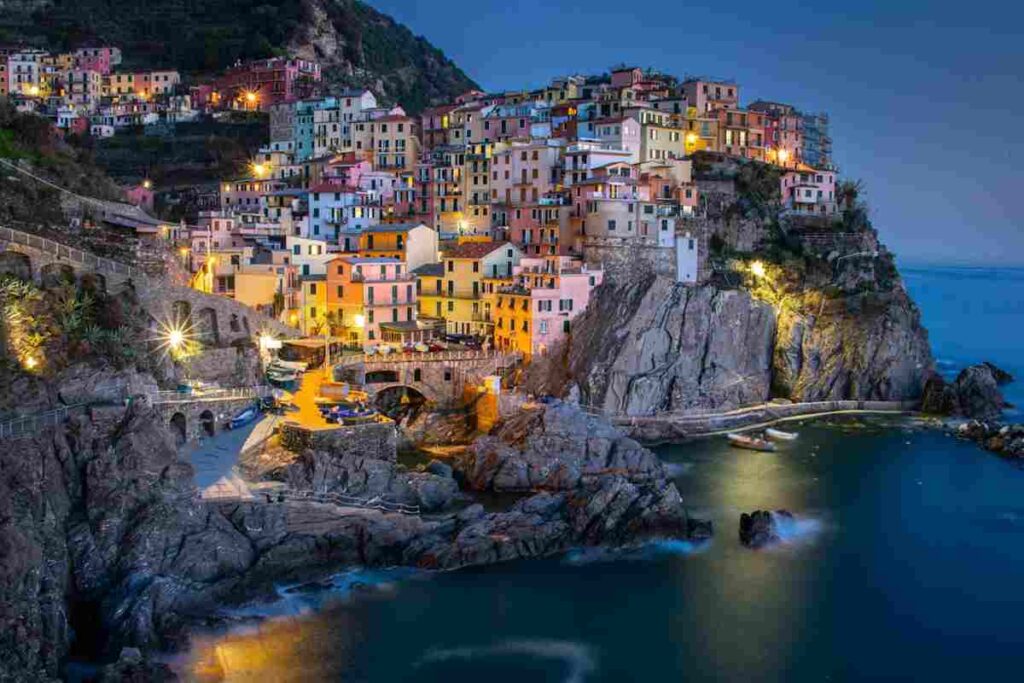 Widok na Manarolę, jedno z pięciu miasteczek należących do Cinque Terre Źródło: Sergey Guk, www.pexels.com