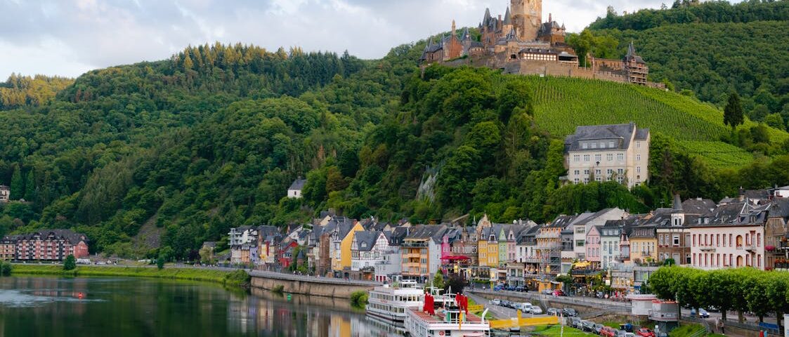 Miasto Cochem, Niemcy – malownicze miasteczko nad Mozelą z imponującym zamkiem Reichsburg Źródło: Kai Pilger, www.pexels.com