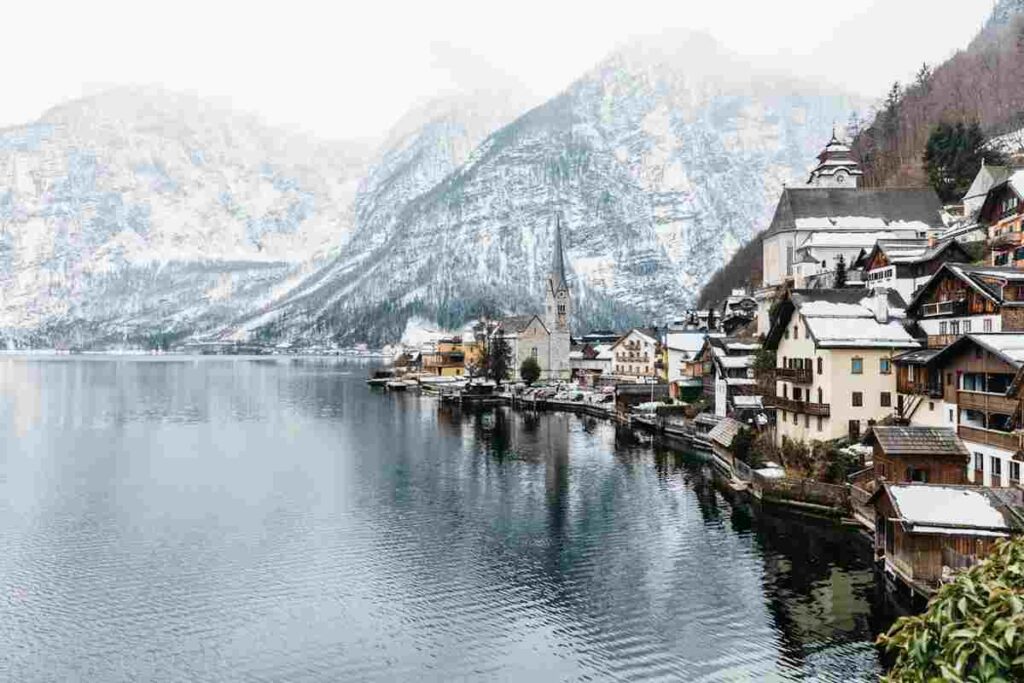 Piękny zimowy krajobraz miasta Hallstatt Źródło: Aliaksandra Liebers, www.pexels.com