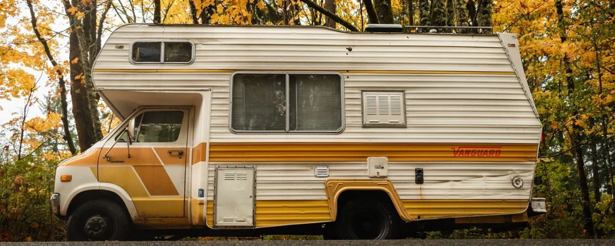 kamper w lesie caravanning autor Derekpics