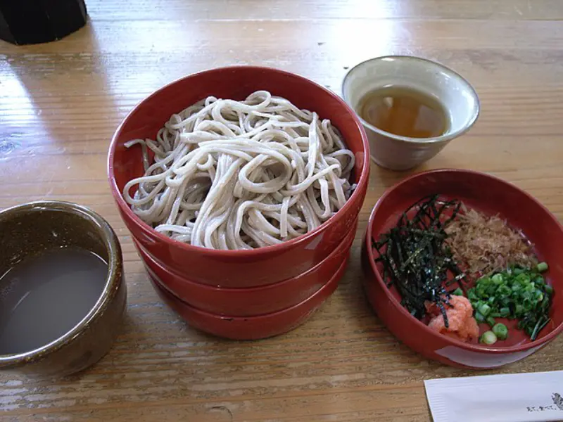 Tradycyjny niekończący się makaron Wanko soba / fot. shiraga wikipedia.org