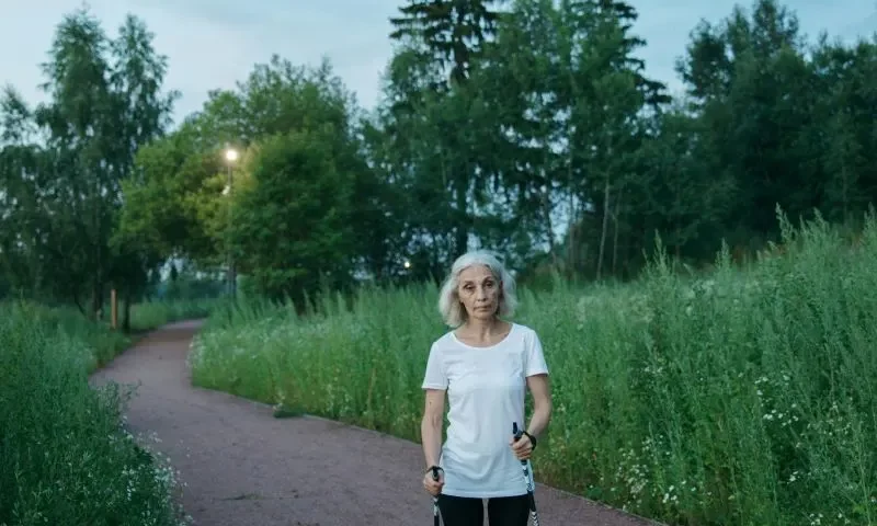 Kobieta wykonująca ćwiczenia nordic walking