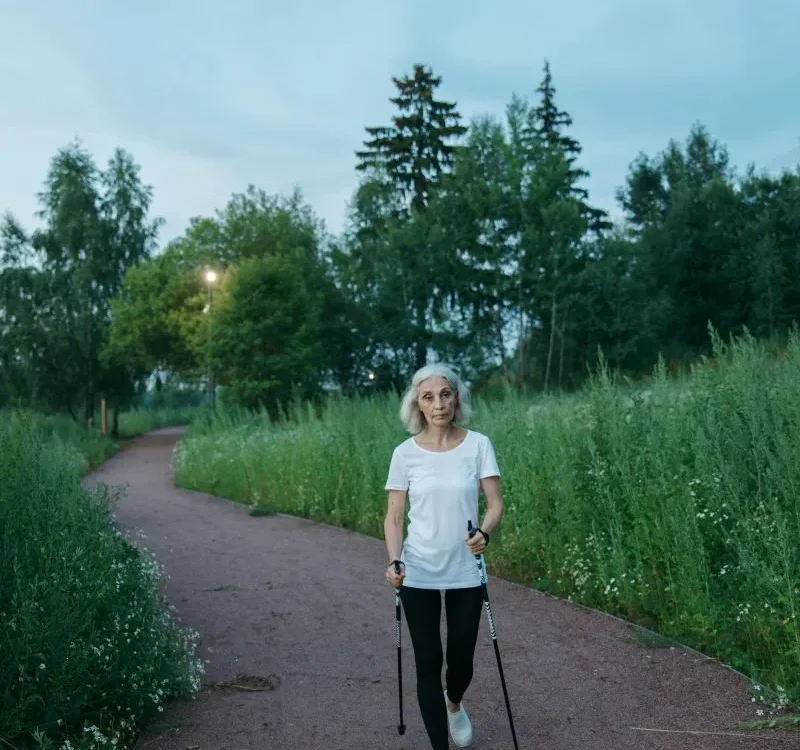 Kobieta wykonująca ćwiczenia nordic walking