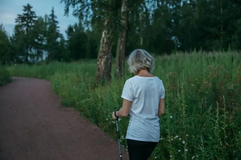 Kobieta ćwicząca nordic walking