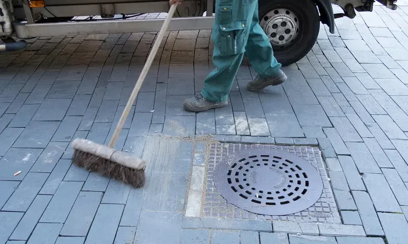 Jak skutecznie czyścić i impregnować kostkę brukową na posesji?