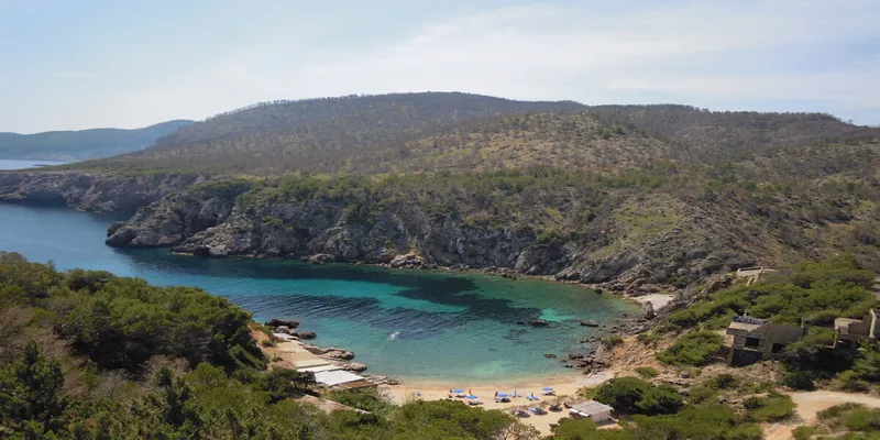 Cala d'en Serra - symbol słońca i beztroskich chwil spędzonych na plaży.