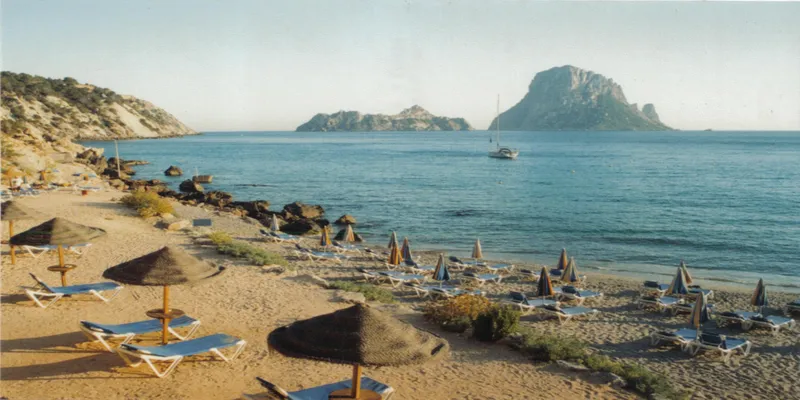 cala d'hort beach - symbol naturalnego piękna, krystalicznie czystej wody i niesamowitych widoków
