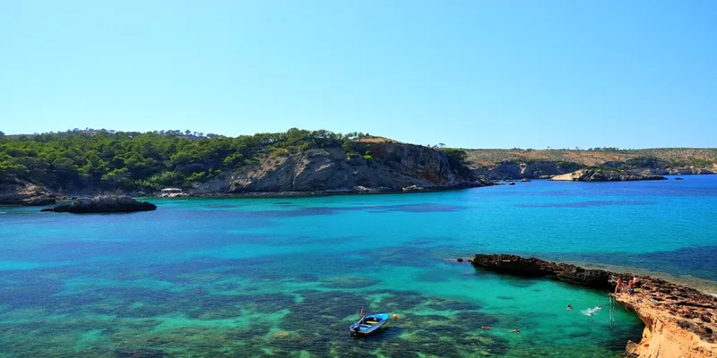 Cala Xarraca - symbol wolności, natury i krystalicznie czystej wody