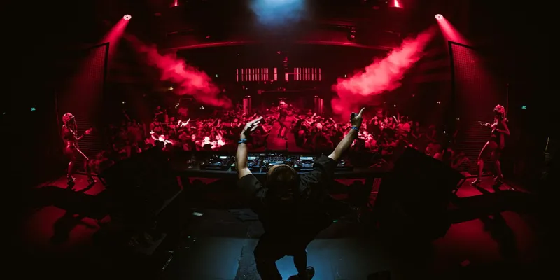 Koncert Federico Kaya w klubie Hï Ibiza – symbol nowoczesnej sceny elektronicznej, pasji i niepowtarzalnej energii, która definiuje nocne życie Ibizy.