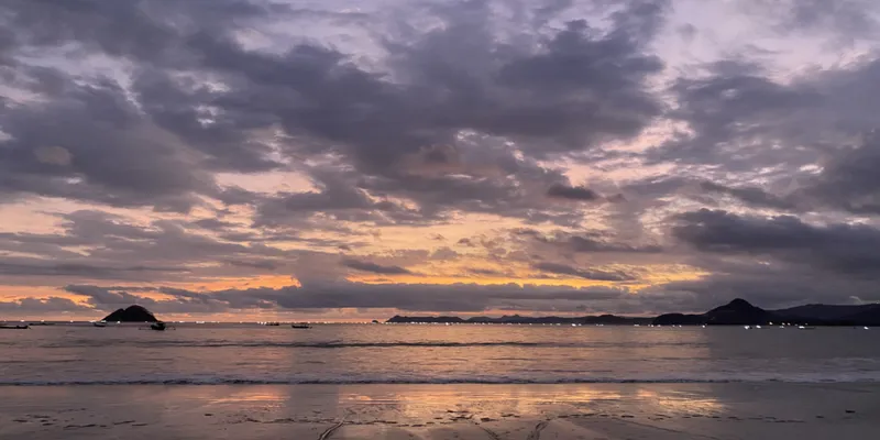 Zachód słońca na plaży Selong Belanak na Lombok – symbol spokoju, tropikalnego piękna i chwili wytchnienia nad oceanem.
