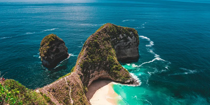 Kelingking Beach na Bali – symbol surowego piękna i cudów natury wyspy.