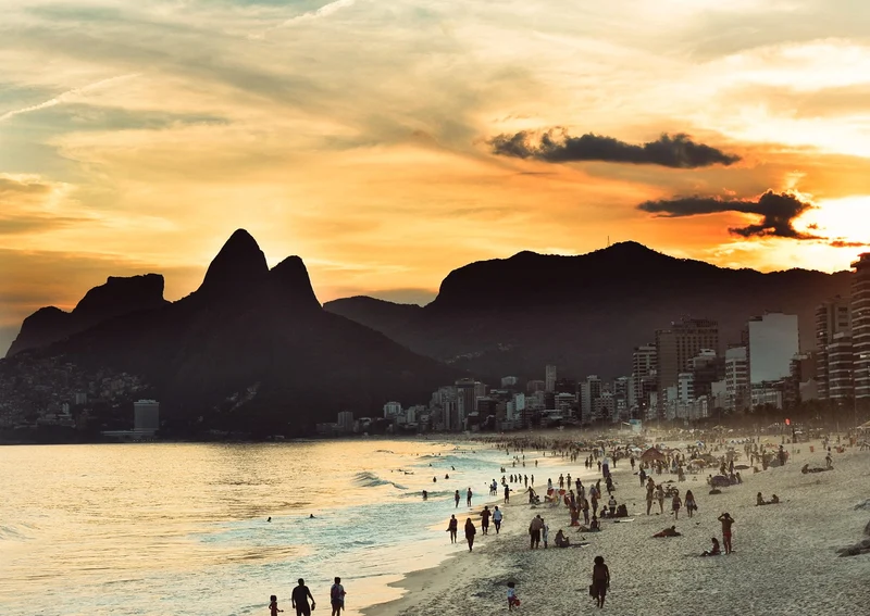 Plaża w Rio de Janeiro – symbol relaksu, podróży i atrakcji turystycznych Brazylii.