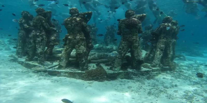 Podwodne rzeźby u wybrzeża Gili Meno – symbol harmonii natury, sztuki i duchowego spokoju w głębinach oceanu.