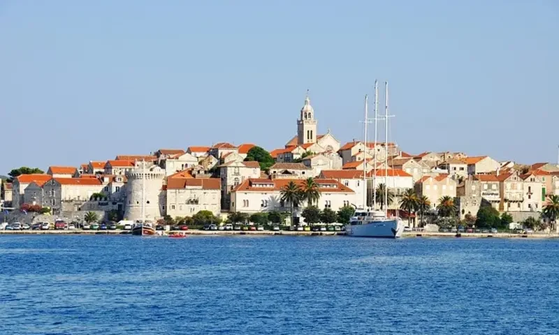 Miasto turystyczne nad brzegiem