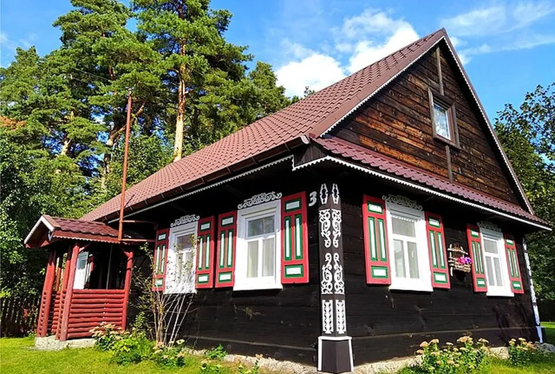 Miejscowości te zawdzięczają swoją nazwę charakterystycznym, malowanym okiennicom. fot. MopenZdj/wikimedia.org