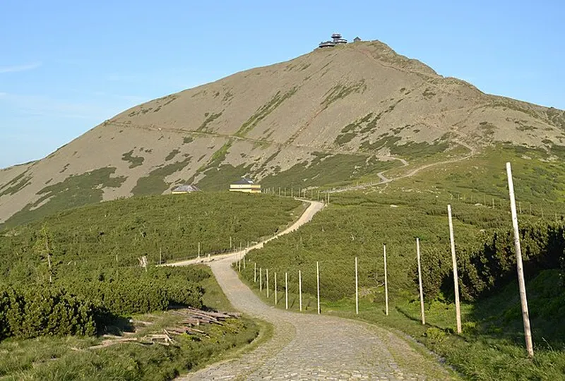 Na szczyt Śnieżki można prowadzi kilka szlaków o różnym stopniu trudności. fot. Pudelek/wikimedia.org