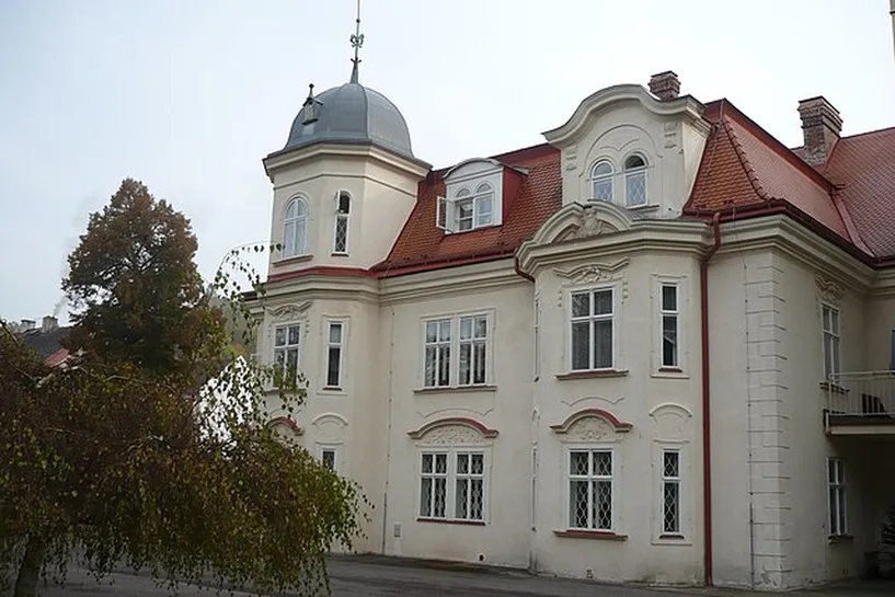Barokowy pałac zwany zamkiem został zbudowany w 1694 roku. fot. Tomasz Leśniowski/wikimedia.org