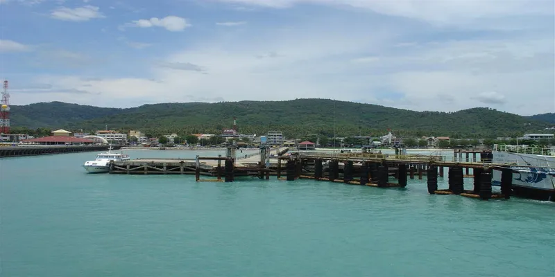 nathon koh samui -gówny port z którego odpływają łodzie na Koh Samui