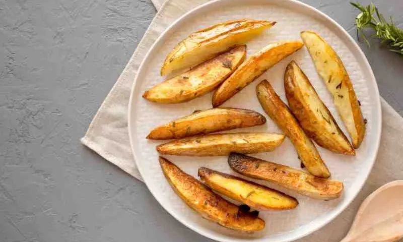 Pieczone ziemniaki airfryer, fot. LiudmylaChuhunova, Vista Create