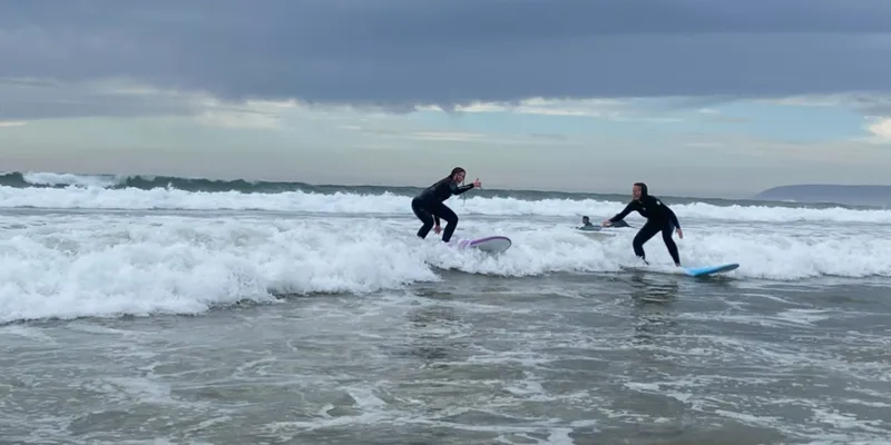 surf camp w Maroko - nauka surfowania pod okiem doświadczonych lokalnych trenerów