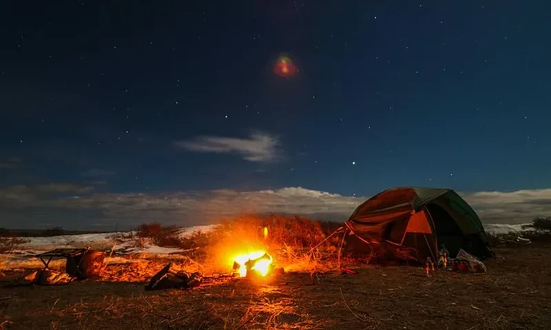 Biwakowanie, noc pod namiotem / fot. pixabay.com