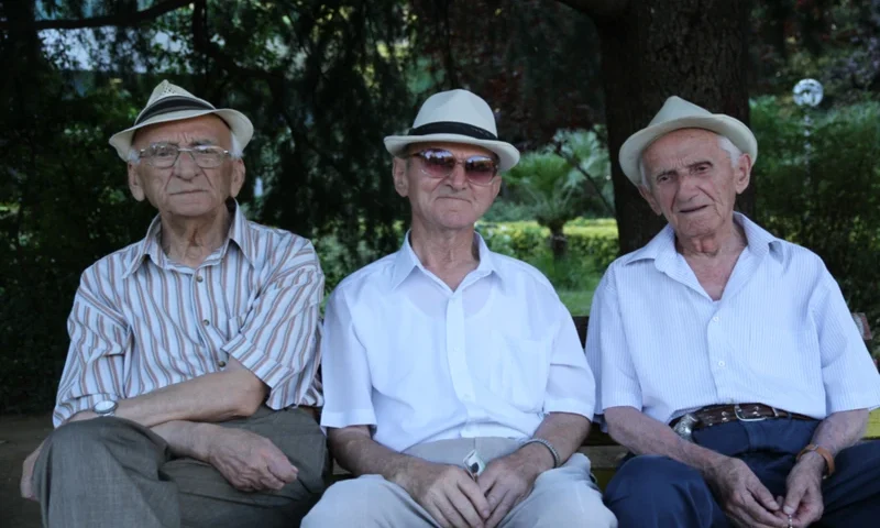 Seniorzy w kapeluszach