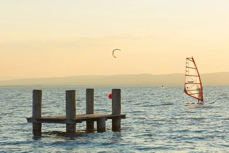 Windsurfing o zachodzie słońca, fot. pixabay.com