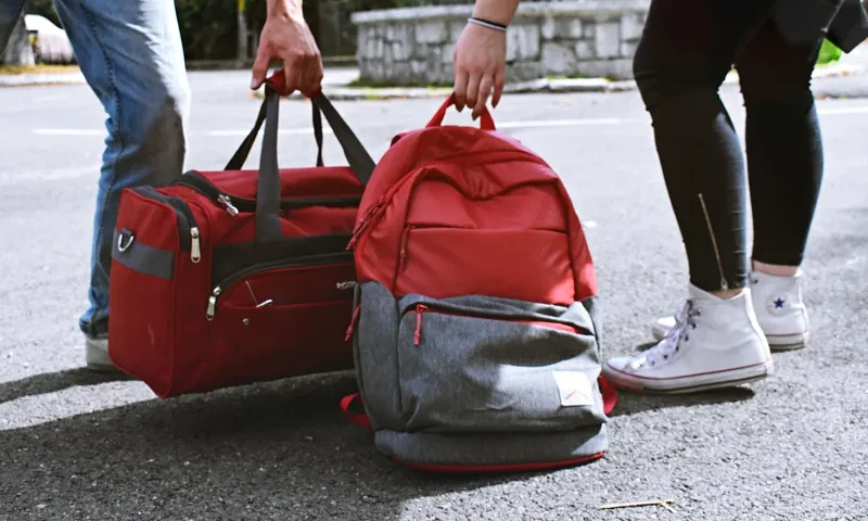 Bagaż podręczny – plecak i torba podróżna. Zdjęcie: Diana ✨, pexels.com