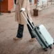 Osoba spacerująca z walizką. Zdjęcie: Mikhail Nilov, pexels.com