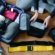 Pakowanie bagażu podręcznego. Zdjęcie: Timur Weber, pexels.com